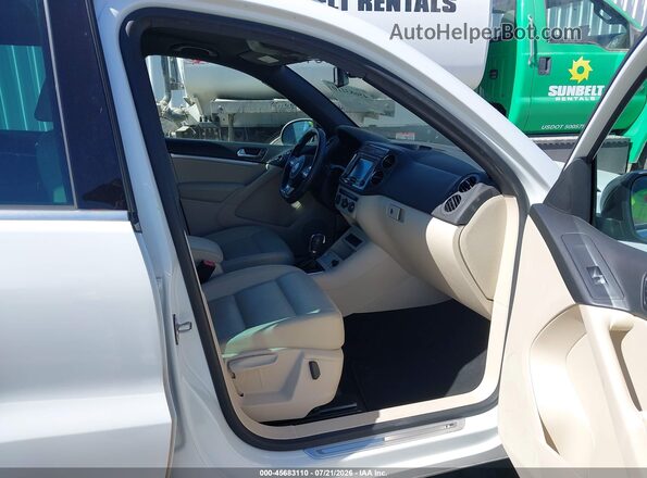 WVGAV7AX8GW039268 2016 VOLKSWAGEN TIGUAN White Вид салону спереду