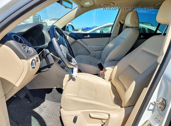 WVGAV7AX8GW578330 2016 VOLKSWAGEN TIGUAN White Vista interior delantera