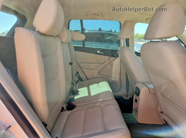 WVGAV7AX8GW578330 2016 VOLKSWAGEN TIGUAN White Vista de los asientos traseros