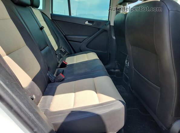 WVGAV7AX8GW591644 2016 VOLKSWAGEN TIGUAN White Вид задньої частини салону
