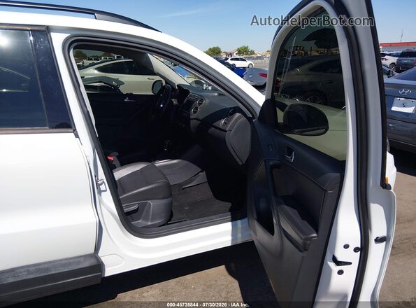 WVGAV7AX8HK001645 2017 VOLKSWAGEN TIGUAN White Սալոնի դիմացի տեսք