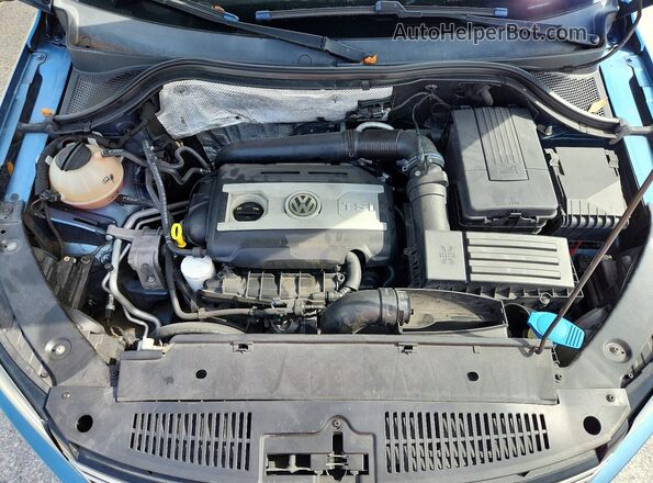 WVGAV7AX8HK037951 2017 VOLKSWAGEN TIGUAN Blue ძრავის განყოფილების ხედი