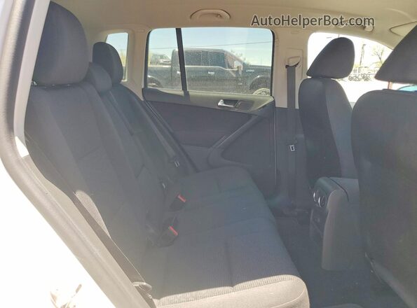 WVGAV7AX8HK049775 2017 VOLKSWAGEN TIGUAN White Rear interior view