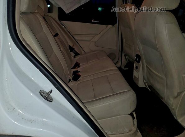 WVGAV7AX9HK022794 2017 VOLKSWAGEN TIGUAN White უკანა სალონის ხედი
