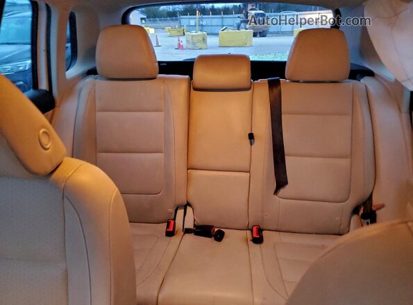 WVGAV7AX9HK022794 2017 VOLKSWAGEN TIGUAN White უკანა სავარძლების ხედი