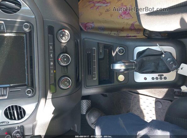 WVGAV7AX9HK042723 2017 VOLKSWAGEN TIGUAN Blue Widok deski rozdzielczej