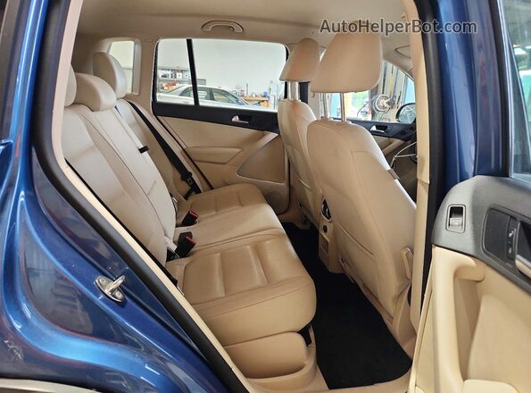 WVGBV7AX2HW501040 2017 VOLKSWAGEN TIGUAN Blue Vista interior trasera