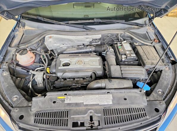 WVGBV7AX2HW501040 2017 VOLKSWAGEN TIGUAN Blue Vista del compartimento del motor