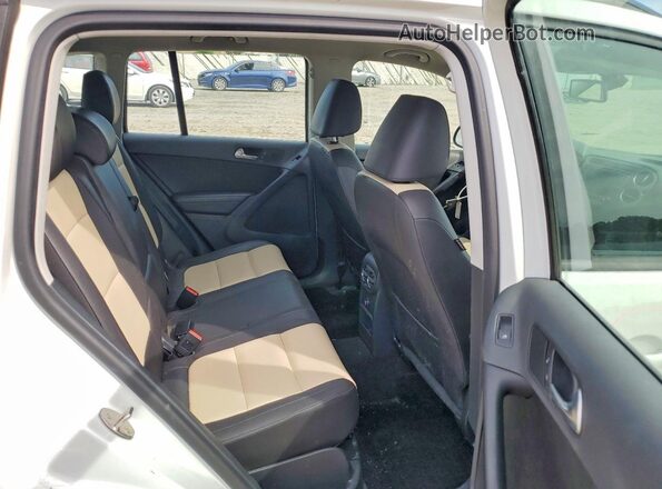 WVGBV7AX4HW511553 2017 VOLKSWAGEN TIGUAN White Widok wnętrza z tyłu