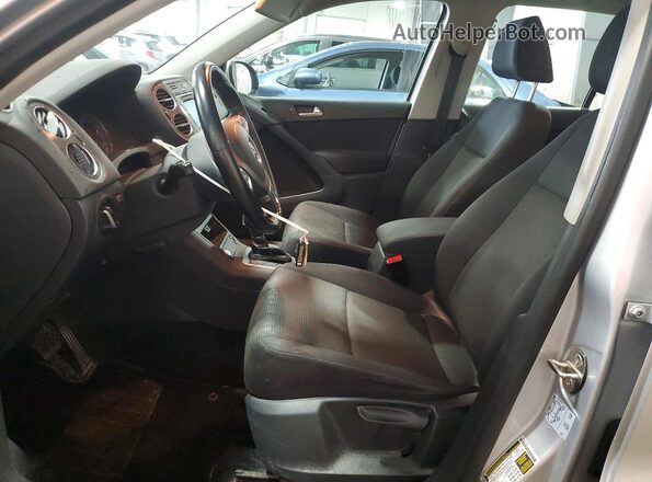 WVGBV7AX5HK048183 2017 VOLKSWAGEN TIGUAN Серебряный Вид салона спереди