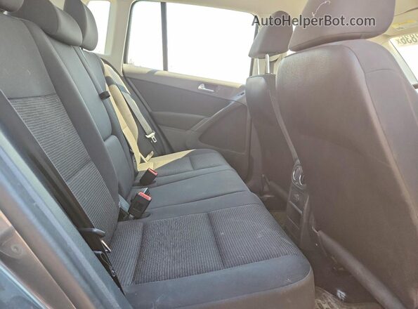 WVGBV7AX7JK000576 2018 VOLKSWAGEN TIGUAN Gray Vista interior trasera