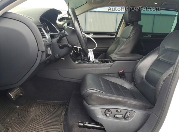 WVGEF9BP0GD011047 2016 VOLKSWAGEN TOUAREG White Front interior view