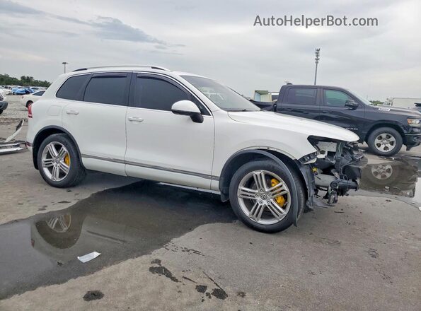 WVGEF9BP0GD011047 2016 VOLKSWAGEN TOUAREG White Front right
