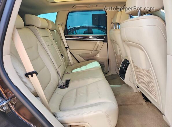 WVGEF9BP2GD002558 2016 VOLKSWAGEN TOUAREG Brown Rear interior view