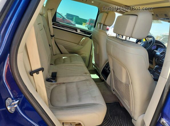 WVGEF9BP2GD010093 2016 VOLKSWAGEN TOUAREG Blue Vista interior trasera