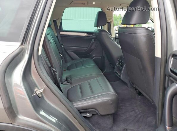 WVGEF9BP4GD010161 2016 VOLKSWAGEN TOUAREG Gray უკანა სალონის ხედი