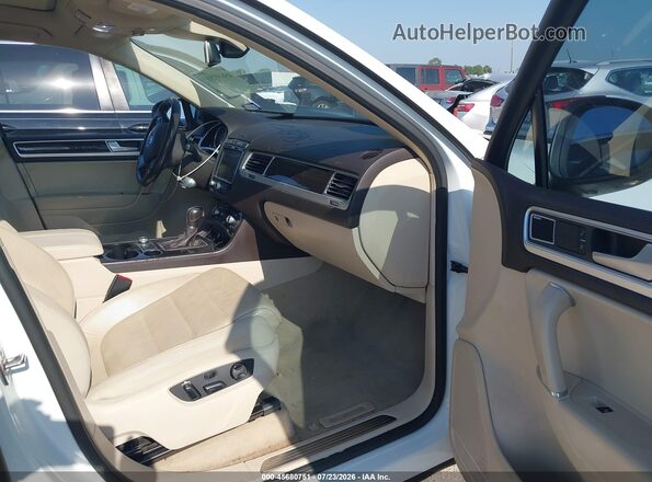 WVGEF9BP5GD005356 2016 VOLKSWAGEN TOUAREG White Вид салону спереду