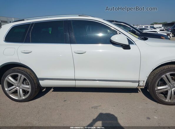 WVGEF9BP5GD005356 2016 VOLKSWAGEN TOUAREG White Вид задньої частини салону