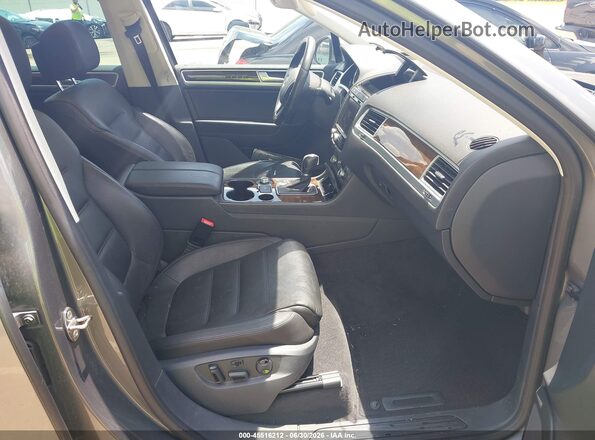 WVGEP9BP8GD004960 2016 VOLKSWAGEN TOUAREG Gray Вид салону спереду