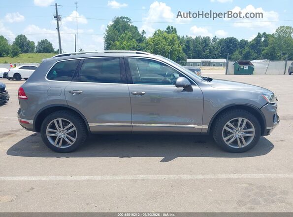 WVGEP9BP8GD004960 2016 VOLKSWAGEN TOUAREG Gray Вид задньої частини салону
