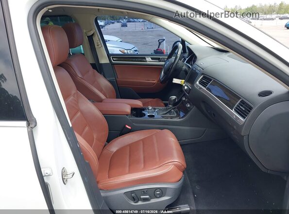 WVGEP9BPXGD004877 2016 VOLKSWAGEN TOUAREG White Widok wnętrza z przodu