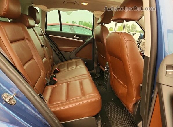 WVGLV7AX8HK010046 2017 VOLKSWAGEN TIGUAN Blue Vista interior trasera