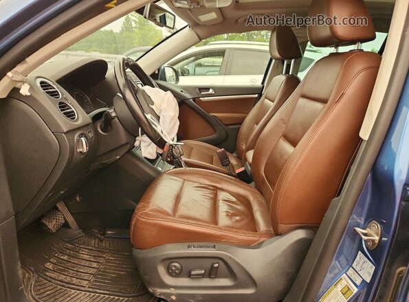 WVGLV7AX8HK010046 2017 VOLKSWAGEN TIGUAN Blue Vista interior delantera