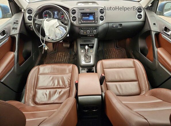WVGLV7AX8HK010046 2017 VOLKSWAGEN TIGUAN Blue Vista del salpicadero