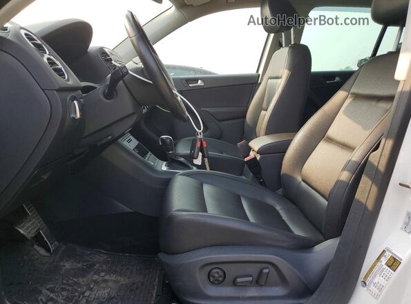 WVGNV7AX8HK015448 2017 VOLKSWAGEN TIGUAN White Vista interior delantera