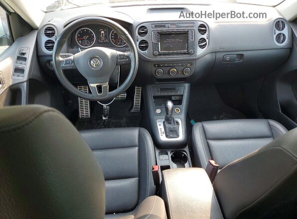 WVGNV7AX8HK015448 2017 VOLKSWAGEN TIGUAN White Vista del salpicadero