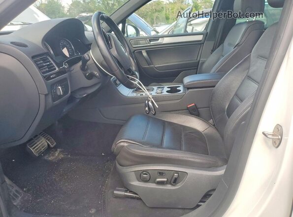 WVGRF7BP1HD006060 2017 VOLKSWAGEN TOUAREG White Vista interior delantera