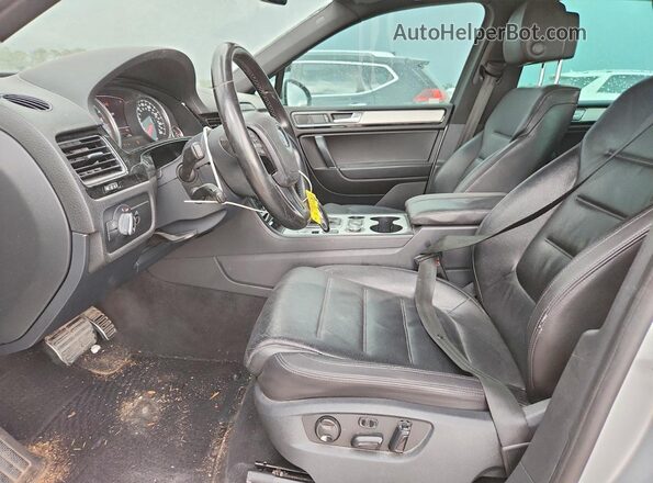 WVGRF7BP6HD001453 2017 VOLKSWAGEN TOUAREG Серебряный Вид салона спереди