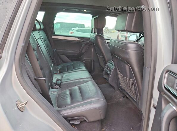 WVGRF7BP6HD001453 2017 VOLKSWAGEN TOUAREG Серебряный Вид задних сидений