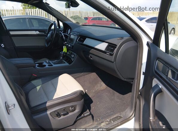 WVGRF7BP6HD003042 2017 VOLKSWAGEN TOUAREG White Front interior view
