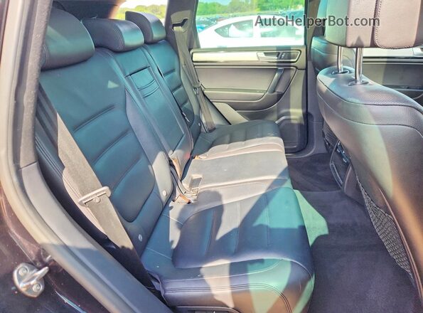 WVGRF7BP8HD004466 2017 VOLKSWAGEN TIGUAN Black Вид задньої частини салону