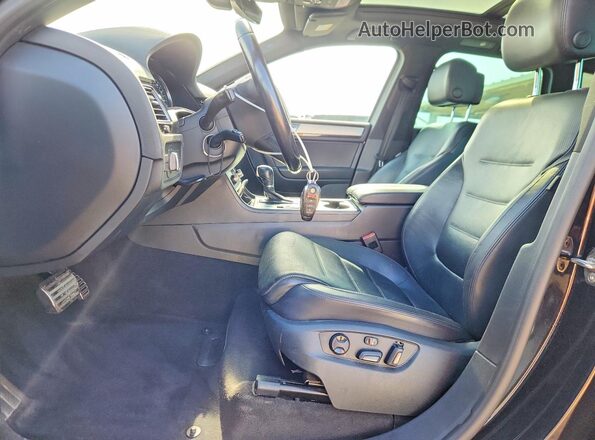 WVGRF7BP8HD004466 2017 VOLKSWAGEN TIGUAN Black Вид салону спереду