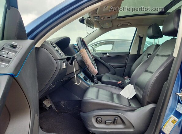 WVGRV7AX1HK004485 2017 VOLKSWAGEN TIGUAN Синий Вид салона спереди
