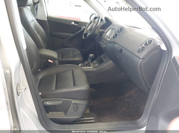 WVGRV7AX6HW502853 2017 VOLKSWAGEN TIGUAN Серебряный Вид салона спереди
