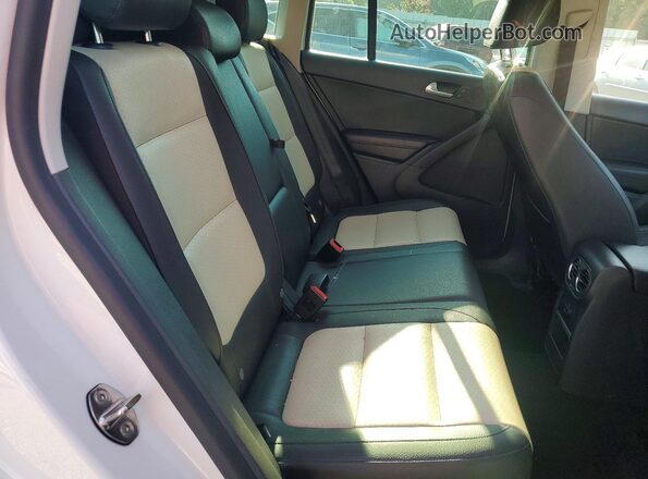 WVGRV7AX7HK019279 2017 VOLKSWAGEN TIGUAN Белый Вид задних сидений