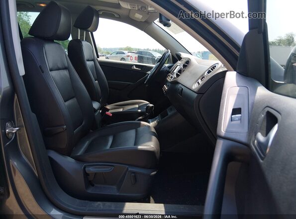 WVGSV7AX1HK030585 2017 VOLKSWAGEN TIGUAN Gray Front interior view