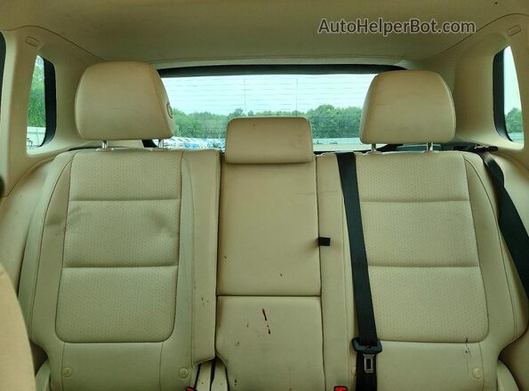 WVGSV7AX2HK015030 2017 VOLKSWAGEN TIGUAN White Widok tylnych siedzeń