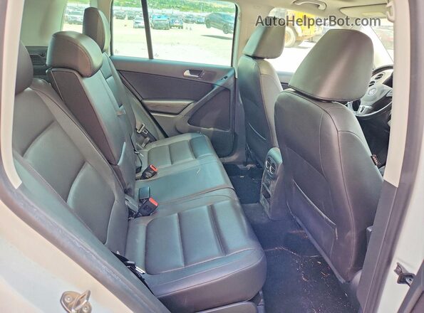 WVGSV7AX8HW500250 2017 VOLKSWAGEN TIGUAN White Widok tylnych siedzeń