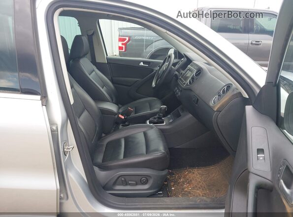 WVGTV7AX2HK008065 2017 VOLKSWAGEN TIGUAN Silver Vista interior delantera