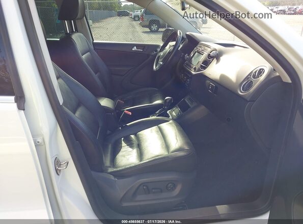 WVGTV7AX5HK013664 2017 VOLKSWAGEN TIGUAN White Front interior view