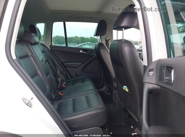 WVGUV7AX2HK007664 2017 VOLKSWAGEN TIGUAN White Widok naklejki z numerem VIN