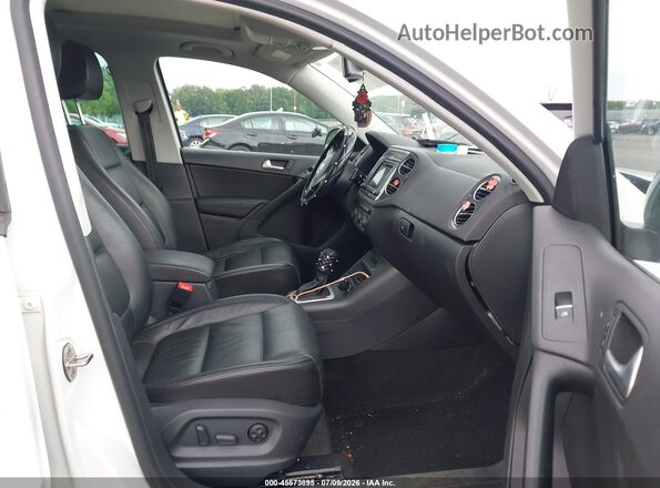 WVGUV7AX2HK007664 2017 VOLKSWAGEN TIGUAN White Widok wnętrza z przodu