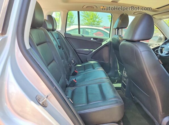 WVGUV7AX3HW509690 2017 VOLKSWAGEN TIGUAN Silver Vista interior trasera