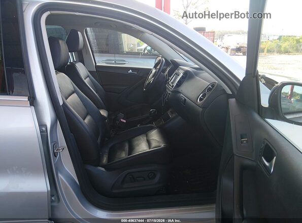 WVGUV7AX7HK010902 2017 VOLKSWAGEN TIGUAN Gray Front interior view