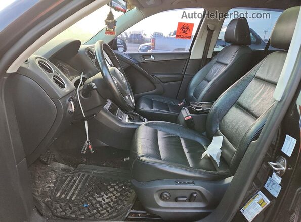 WVGUV7AX7HW504895 2017 VOLKSWAGEN TIGUAN Black Widok wnętrza z przodu