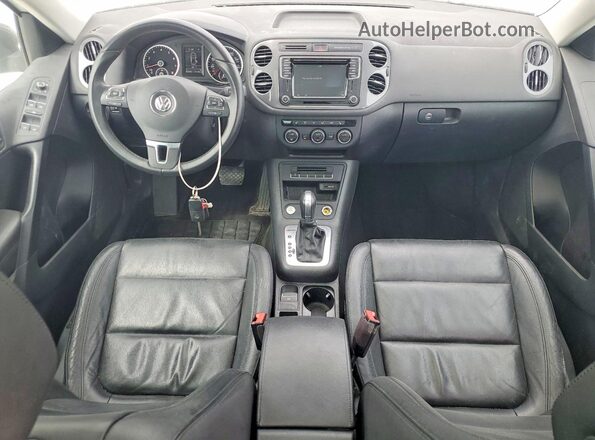 WVGUV7AX8HK036652 2017 VOLKSWAGEN TIGUAN White Widok deski rozdzielczej